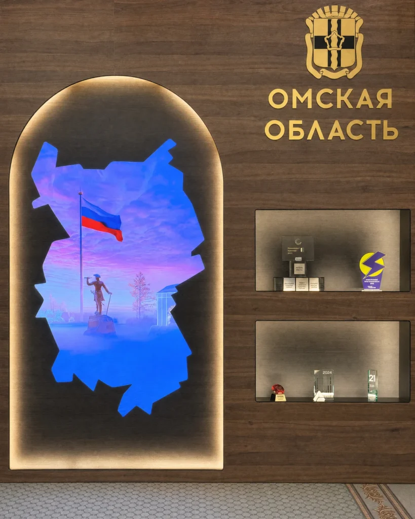 Светодиодный экран в форме карты Омской области в холле администрации